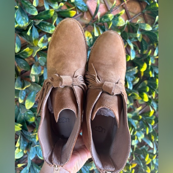 UGG Corin Chestnut leather suede ankle Boots with Fringe & back zip Sz-8. N - Picture 9 of 12
